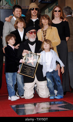 Drei Grammy-prämierten Musik Produzent von 18 Gold und Platin Alben Lou Adler (C), die sich "The Rocky Horror Picture Show' in Kultstatus hat, ist mit einem Stern auf dem Hollywood Walk of Fame geehrt in Los Angeles, Kalifornien am 6. April 2006. Die Adler sind Familienmitglieder, hintere Reihe von links, die Söhne Nic, Cisco, Frau Seite Hannah, zweite Reihe von Links, die Söhne Ike, Manny, und in der unteren Zeile, die Söhne Oscar, Pablo. (UPI Foto/Jim Ruymen) Stockfoto
