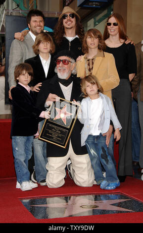 Drei Grammy-prämierten Musik Produzent von 18 Gold und Platin Alben Lou Adler (C), die sich "The Rocky Horror Picture Show' in Kultstatus hat, ist mit einem Stern auf dem Hollywood Walk of Fame geehrt in Los Angeles, Kalifornien am 6. April 2006. Die Adler sind Familienmitglieder, hintere Reihe von links, die Söhne Nic, Cisco, Frau Seite Hannah, zweite Reihe von Links, die Söhne Ike, Manny, und in der unteren Zeile, die Söhne Oscar, Pablo. (UPI Foto/Jim Ruymen) Stockfoto