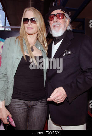 Grammy-prämierten Musik Produzent Lou Adler, (R), die sich "The Rocky Horror Picture Show' in Kultstatus ins Leben gerufen, wird von seiner Schwester verbunden - in Recht, Schauspielerin Daryl Hannah, nachdem er mit einem Stern auf dem Hollywood Walk of Fame geehrt in Los Angeles, Kalifornien am 6. April 2006. (UPI Foto/Jim Ruymen) Stockfoto