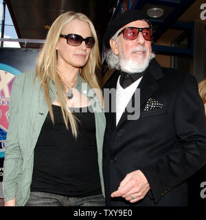Grammy-prämierten Musik Produzent Lou Adler, (R), die sich "The Rocky Horror Picture Show' in Kultstatus ins Leben gerufen, wird von seiner Schwester verbunden - in Recht, Schauspielerin Daryl Hannah, nachdem er mit einem Stern auf dem Hollywood Walk of Fame geehrt in Los Angeles, Kalifornien am 6. April 2006. (UPI Foto/Jim Ruymen) Stockfoto