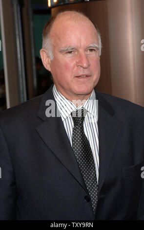 Der ehemalige Gouverneur Jerry Brown kommt für die Elle grüne Ausgabe Launch Party im Pacific Design Center in West Hollywood, Kalifornien, das am 11. April 2006 statt. (UPI Foto/Phil McCarten) Stockfoto