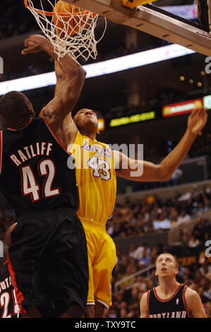Los Angeles Lakers 'forward Brian Cook (Nr. 43) Kerben über Blazer 'center Theo Ratcliff (#42) während der ersten Hälfte von ihrer NBA Basketball Spiel mit den Portland Trail Blazers im Staples Center in Los Angeles am 14. April 2006. Die Lakers besiegten die Blazers 110-99. (UPI Foto/Jim Ruymen) Stockfoto
