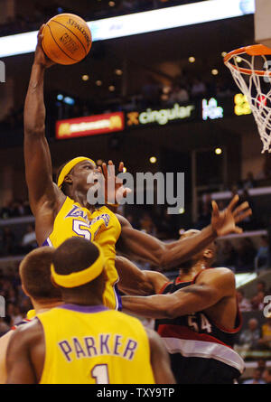 Los Angeles Lakers' Center Kwame Brown Kerben 2 seiner 20 Punkte über Brian Skinner während der ersten Hälfte von ihrer NBA Basketball Spiel mit den Portland Trail Blazers im Staples Center in Los Angeles am 14. April 2006. Die Lakers besiegten die Blazers 110-99. (UPI Foto/Jim Ruymen) Stockfoto