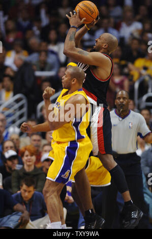 Portland Trail Blazers 'forward Brian Skinner (#54 von Los Angeles Lakers 'guard Devean George während der ersten Hälfte von ihrer NBA Basketball Spiel mit den Los Angeles Lakers an Staples Center in Los Angeles am 14. April 2006 verschmutzt ist. Die Lakers besiegten die Blazers 110-99. (UPI Foto/Jim Ruymen) Stockfoto