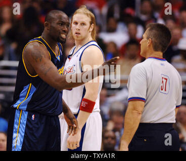 Foward Reggie Denver Nuggets" Evans argumentiert ein Anruf als Los Angeles Clippers center Chris Kaman sieht in Spiel 1 der Best-of-Seven, runde Endspiel Serie im Staples Center in Los Angeles, Kalifornien am 22. April 2006. Die Clippers besiegten die Nuggets 89-87 für Ihr erstes Endspiel gewinnen seit 1993. (UPI Foto/Jim Ruymen) Stockfoto