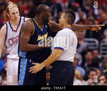 Foward Reggie Denver Nuggets" Evans argumentiert ein Anruf als Los Angeles Clippers center Chris Kaman sieht in Spiel 1 der Best-of-Seven, runde Endspiel Serie im Staples Center in Los Angeles, Kalifornien am 22. April 2006. Die Clippers besiegten die Nuggets 89-87 für Ihr erstes Endspiel gewinnen seit 1993. (UPI Foto/Jim Ruymen) Stockfoto