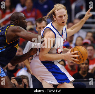 Los Angeles Clippers center Chris Kaman (R) Beiträge auf foward Reggie Denver Nuggets" Evans (L) in Spiel 1 der Best-of-Seven, runde Endspiel Serie im Staples Center in Los Angeles, Kalifornien am 22. April 2006. Die Clippers besiegten die Nuggets 89-87 für Ihr erstes Endspiel gewinnen seit 1993. (UPI Foto/Jim Ruymen) Stockfoto