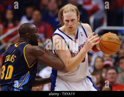 Los Angeles Clippers center Chris Kaman (R) Beiträge auf foward Reggie Denver Nuggets" Evans (L) in Spiel 1 der Best-of-Seven, runde Endspiel Serie im Staples Center in Los Angeles, Kalifornien am 22. April 2006. Die Clippers besiegten die Nuggets 89-87 für Ihr erstes Endspiel gewinnen seit 1993. (UPI Foto/Jim Ruymen) Stockfoto