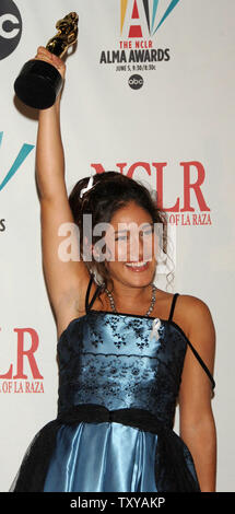 Schauspielerin Q'orianka Kilcher erscheint Backstage mit dem hervorragenden Schauspielerin in einem Kinofilm Preis, den sie für ihre Rolle in "Die Neue Welt" während der 2006 NCLR Alma Awards im Shrine Auditorium in Los Angeles Mai 7, 2006 gewonnen. Der Nationalrat von La Raza (NCLR) heraus gibt, die ALMA Awards herausragende Latino künstlerische Leistung in Fernsehen, Film und Musik zu Ehren. Die show lüftet Am 5. Juni auf ABC. (UPI Foto/Jim Ruymen) Stockfoto