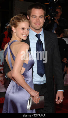 Schauspieler Chris Pine (R), der Co-stars in der motion picture Komödie "Nur mein Glück' mit Lindsay Lohan, mit seiner Freundin Soleil Carradine für die Premiere des Films in Los Angeles, Kalifornien am 9. Mai 2006 eingegangen ist. Der Film erzählt die Geschichte von Manhattan socialite Ashley Albright (Lohan), die versehentlich Swaps ihr viel Glück mit einem Kerl nach ihm küssen. Der Film beginnt in den USA am 12. Mai. (UPI Foto/Jim Ruymen) Stockfoto