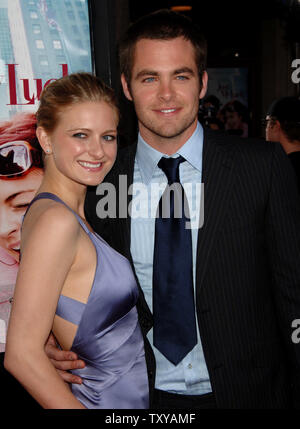 Schauspieler Chris Pine (R), der Co-stars in der motion picture Komödie "Nur mein Glück' mit Lindsay Lohan, mit seiner Freundin Soleil Carradine für die Premiere des Films in Los Angeles, Kalifornien am 9. Mai 2006 eingegangen ist. Der Film erzählt die Geschichte von Manhattan socialite Ashley Albright (Lohan), die versehentlich Swaps ihr viel Glück mit einem Kerl nach ihm küssen. Der Film beginnt in den USA am 12. Mai. (UPI Foto/Jim Ruymen) Stockfoto