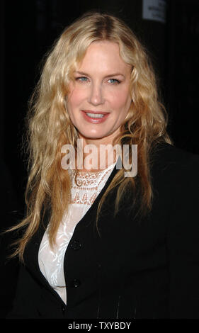 Schauspielerin Daryl Hannah kommt für die Premiere der neuen Dokumentarfilm "Eine unbequeme Wahrheit" unter der Regie von Davis Guggenheim in Los Angeles am 16. Mai 2006. Der Film bietet einen Blick auf den ehemaligen US-glühender Vizepräsident Al Gore's Kreuzzug global warmings tödliche Fortschritt durch Bereitstellen der Mythen und Missverständnisse, die es umgeben zu stoppen. (UPI Foto/Jim Ruymen) Stockfoto