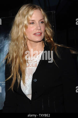 Schauspielerin Daryl Hannah kommt für die Premiere der neuen Dokumentarfilm "Eine unbequeme Wahrheit" unter der Regie von Davis Guggenheim in Los Angeles am 16. Mai 2006. Der Film bietet einen Blick auf den ehemaligen US-glühender Vizepräsident Al Gore's Kreuzzug global warmings tödliche Fortschritt durch Bereitstellen der Mythen und Missverständnisse, die es umgeben zu stoppen. (UPI Foto/Jim Ruymen) Stockfoto