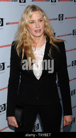 Schauspielerin Daryl Hannah kommt für die Premiere der neuen Dokumentarfilm "Eine unbequeme Wahrheit" unter der Regie von Davis Guggenheim in Los Angeles am 16. Mai 2006. Der Film bietet einen Blick auf den ehemaligen US-glühender Vizepräsident Al Gore's Kreuzzug global warmings tödliche Fortschritt durch Bereitstellen der Mythen und Missverständnisse, die es umgeben zu stoppen. (UPI Foto/Jim Ruymen) Stockfoto