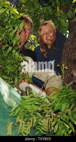 Schauspielerin und Fürsprecher für Umweltgerechtigkeit Daryl Hannah (R) und Aktivist John Quigly sitzen in den Filialen der Nußbaum am 14 Hektar großen städtischen Bauernhof mit Abriss in Los Angeles, Kalifornien am 27. Mai 2006 bedroht. Die Demonstranten schworen, friedlich zu Vertreibung aus dem Garten von etwa 350 überwiegend armen, spanischer Familien, an dem die Grundbesitzer will ein Lager zu errichten gezüchtetem widerstehen. (UPI Foto/Jim Ruymen) Stockfoto