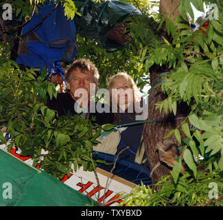 Schauspielerin und Fürsprecher für Umweltgerechtigkeit Daryl Hannah (R) und Aktivist John Quigly sitzen in den Filialen der Nußbaum am 14 Hektar großen städtischen Bauernhof mit Abriss in Los Angeles, Kalifornien am 27. Mai 2006 bedroht. Die Demonstranten schworen, friedlich zu Vertreibung aus dem Garten von etwa 350 überwiegend armen, spanischer Familien, an dem die Grundbesitzer will ein Lager zu errichten gezüchtetem widerstehen. (UPI Foto/Jim Ruymen) Stockfoto