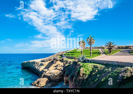 Blick auf den Strand von Balai innerhalb der Stadt von Porto Torres - Sardinien im Sommer Stockfoto