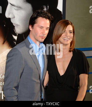 Keanu Reeves Und Sandra Bullock Besuchen Der Los Angeles Premiere