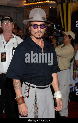 Schauspieler Johnny Depp kommt für die Weltpremiere von "Piraten der Karibischen Meere: Brust des toten Mannes" im Disneyland in Anaheim, Kalifornien, am 24. Juni 2006 abgehalten. (UPI Foto/Phil McCarten) Stockfoto
