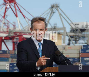 Der britische Premierminister Tony Blair spricht auf einer Pressekonferenz im Hafen von Long Beach, Kalifornien am 31. Juli 2006. Blair und Kalifornien reg. Arnold Schwarzenegger trat eine Gruppe von Geschäftsführern und Führungskräften aus Kalifornien und internationale Unternehmen zu einem roundtable Diskussion auf, wie Unternehmen und Behörden zusammen arbeiten können, Treibhausgase und die Emissionen zu reduzieren. (UPI Foto/Jim Ruymen) Stockfoto