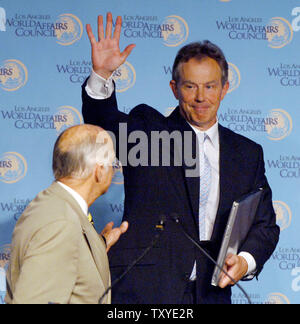 Der britische Premierminister Tony Blair Wellen der Menge, die nach der Lieferung eine Außenpolitik Adresse vor der Welt Rat in Los Angeles, Kalifornien, 1. August 2006. Auf der linken Seite von Blair ist Johannes Hotchkis, Vorstandsvorsitzender der Los Angeles World Affairs Council. (UPI Foto/Jim Ruymen) Stockfoto