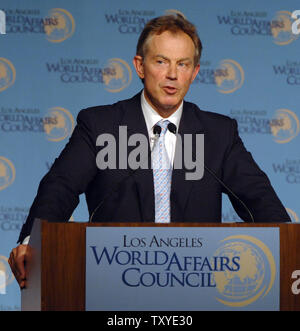 Der britische Premierminister Tony Blair wird das Los Angeles World Angelegenheiten Rat in Los Angeles, Kalifornien am 1. August 2006. Blair forderte eine "Allianz der Moderation' den 'Bogen des Extremismus" über den Nahen Osten zu begegnen, sprach er noch für ein schnelles Ende der Kämpfe zwischen Israel und der Hisbollah der Guerilla im Süden des Libanon zu hoffen, und dass, sobald das geschieht, sind die globalen Ansatz zu Frieden muss drastisch überdacht werden. (UPI Foto/Jim Ruymen) Stockfoto