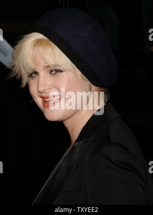 Sängerin und Schauspielerin Kelly Osborne kommt als Gast für die Premiere des Nakes auf einer Ebene" am Grauman's Chinese Theater in Hollywood" in Los Angeles, Kalifornien am 17. August 2006. Der Film wird in den USA am 18. August. (UPI Foto/Jim Ruymen) Stockfoto