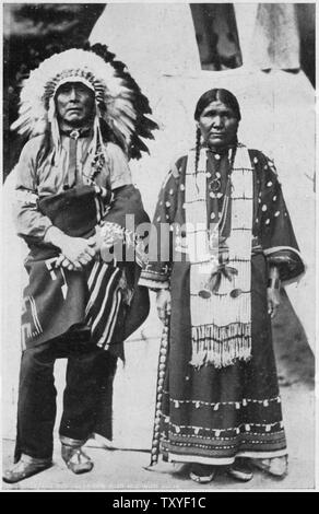 Zirkus Sarrasani - Zwei Sioux Indianer im nativen Kleid vor TEEPEE; Umfang und Inhalt: Post Card souviner des Zirkus Sarrasani. Die Beschriftung, die in Englischer und Deutscher Sprache, liest echten Sioux Indianer von Pine Ridge South Dakota. Sie sind in Europa mit Clarence Shultz, der berühmte Cowboy von marland Oklahoma USA Stockfoto