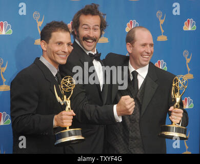 Jason Lee (C), Star der Show 'My Name Is Earl', verbindet Regisseur Marc Buckland und Schriftsteller Greg Garcia mit ihren Emmy Awards für die Arbeit ander Show auf der 58. jährlichen Primetime Emmy Awards im Shrine Auditorium in Los Angeles, Kalifornien am 27. August 2006. (UPI Foto/Jim Ruymen) Stockfoto