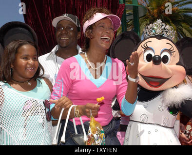 Whitney Houston (R) kommt mit ihrem Ehemann Bobby Brown (C) und ihre Tochter Bobbi Kristina (L) im Disneyland in Anaheim, Kalifornien, am 7. August 2004. Houston für Scheidung von Braun eingereicht hat, ihre Sprecherin sagte am Mittwoch, 13. September 2006 folgenden 14 turbulenten Jahren Ehe und Schlagzeilen der Boulevardblätter. (UPI Foto/Jim Ruymen/Foto) Stockfoto