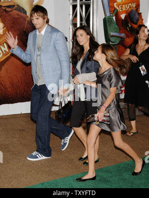 Schauspieler Ashton Kutcher (L), die Sterne in der animierten motion picture Komödie 'Open House', kommt mit seiner Frau, der Schauspielerin Demi Moore (C) und ihre Tochter, Tallulah Belle Willis für die Premiere des Films im Griechischen Theater in Los Angeles, Kalifornien am 25. September 2006. (UPI Foto/Jim Ruymen) Stockfoto