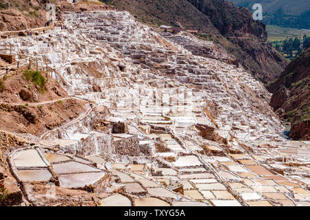 Salineras de Maras/Maras Salzminen. Die Salzgewinnung in Maras Salinen, Terrassen und Teichen, Peru Sacred Valley. Stockfoto
