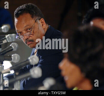 Reverend Jesse Jackson sieht auf wie Rep.Maxine Waters (D-Calif.), spricht über die Medienkonzentration in den Händen einiger weniger Großunternehmen bei einer Anhörung durch die Federal Communications Commission statt auf dem Campus der Universität von Südkalifornien in Los Angeles am 3. Oktober 2006. "Ohne Vielfalt in Eigenverantwortung und Partizipation, unsere Demokratie ist in Gefahr, "Wasser sagte. (UPI Foto/Jim Ruymen) Stockfoto