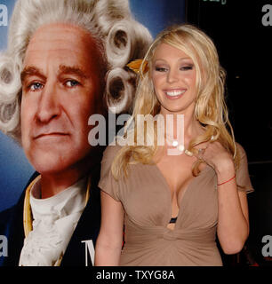 Erwachsenfilmstar und Kalifornien gubernatorial Anwärter Mary Carey Koch kommt als Gast für die Premiere der Komödie "des Jahres", am Grauman's Chinese Theater in Hollywood" in Los Angeles am 4. Oktober 2006. (UPI Foto/Jim Ruymen) Stockfoto