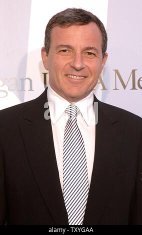 Die Walt Disney Company President und CEO Robert A. Iger kommt für die Millenium Ball Fonds 2006 - Erbauer der Ronald Reagan UCLA Medical Center in Los Angeles, am 5. Oktober 2006 zu profitieren. (UPI Foto/Phil McCarten) Stockfoto