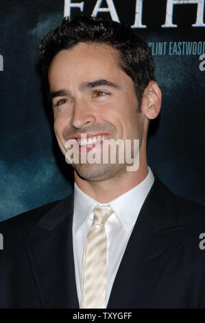 Schauspieler Jesse Bradford, ein Ensemble in 'Flags unserer Väter, die Motion Picture epische Schlacht des Zweiten Weltkriegs auf der Insel Iwo Jima, kommt für die Premiere des Films an der Akademie der Motion Picture Arts and Sciences in Beverly Hills, Kalifornien, die am 9. Oktober 2006. (UPI Foto/Jim Ruymen) Stockfoto