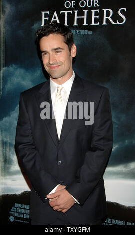 Schauspieler Jesse Bradford, ein Ensemble in 'Flags unserer Väter, die Motion Picture epische Schlacht des Zweiten Weltkriegs auf der Insel Iwo Jima, kommt für die Premiere des Films an der Akademie der Motion Picture Arts and Sciences in Beverly Hills, Kalifornien, die am 9. Oktober 2006. (UPI Foto/Jim Ruymen) Stockfoto