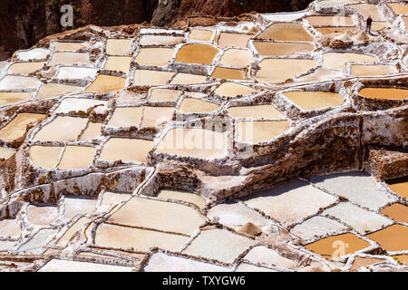 Salineras de Maras/Maras Salzminen. Die Salzgewinnung in Maras Salinen, Terrassen und Teichen, Peru Sacred Valley. Stockfoto