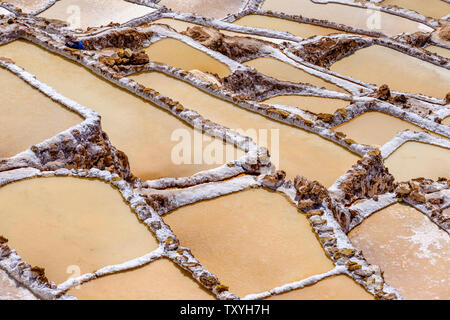 Detail der salineras de Maras/Maras Salzminen. Die Salzgewinnung in Maras Salinen, Terrassen und Teichen, Peru Sacred Valley. Stockfoto