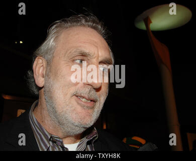 Phillip Noyce, der Direktor des Motion Picture historischen Thriller 'Catch a Fire', für die Premiere des Films im Arclight Cinerama Dome in Los Angeles, Kalifornien am 25. Oktober 2006 eingeht. Der Film erzählt die wahre Geschichte des Südafrikanischen Patrick Chamusso, dargestellt von Derek Luke, in der turbulenten 1980er, und sein Kampf gegen Unterdrückung in der Apartheid System des Landes. (UPI Foto/Jim Ruymen) Stockfoto