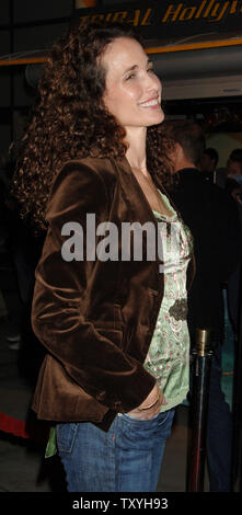 Schauspielerin Andie MacDowell kommt als Gast für die Premiere der motion picture historischen Thriller 'Catch a Fire', am Arclight Cinerama Dome in Los Angeles, Kalifornien am 25. Oktober 2006. Der Film erzählt die wahre Geschichte des Südafrikanischen Patrick Chamusso, dargestellt von Derek Luke, in der turbulenten 1980er, und sein Kampf gegen Unterdrückung in der Apartheid System des Landes. (UPI Foto/Jim Ruymen) Stockfoto