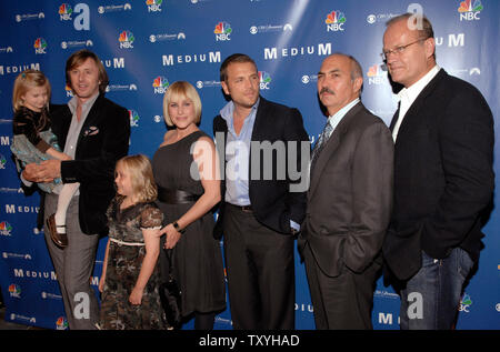 Miranda Carabello (L-R), Jake Weber, Maria Lerche, Patricia Arquette, David Cubitt, Miguel Sandoval und Kelsey Grammer nehmen an der 'Mittel' Partei an der Stephen Cohen Gallery in Los Angeles am 26. Oktober 2006 statt. (UPI Foto/Phil McCarten) Stockfoto