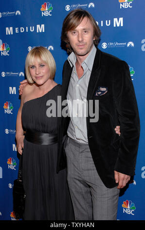 Darsteller Patricia Arquette (L) und Jake Weber an der 'Mittel' Partei an der Stephen Cohen Gallery in Los Angeles am 26. Oktober 2006 statt. (UPI Foto/Phil McCarten) Stockfoto