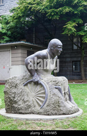 Skulptur von Rick Hansen installiert an der Vorderseite des Heather Pavillion der Vancouver General Hospital Stockfoto