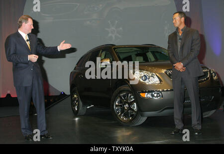 General Motors Chairman und CEO Rick Wagoner (L) stellt Golfspieler Tiger Woods bei der Einführung der neuen Buick Enclave luxury Crossover sport utility vehicle in Pasadena, Kalifornien 2008 Am 28. November 2006. Die Veranstaltung fand am Vorabend der Los Angeles Auto Show. (UPI Foto/David Silpa) Stockfoto