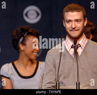 Sänger Justin Timberlake (R), der vier Nominierungen nominiert Kandidaten während der 49. jährlichen Grammy Awards Nominierungen Nachrichten Konferenz in Los Angeles am 7. Dezember 2006. Reaktion ist Fellow Presenter, britische Sängerin Corinne Bailey Rae. Die Grammys in Los Angeles am Februar 11, 2007. (UPI Foto/Jim Ruymen) Stockfoto