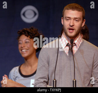 Sänger Justin Timberlake (R), der vier Nominierungen nominiert Kandidaten während der 49. jährlichen Grammy Awards Nominierungen Nachrichten Konferenz in Los Angeles am 7. Dezember 2006. Reaktion ist Fellow Presenter, britische Sängerin Corinne Bailey Rae. Die Grammys in Los Angeles am Februar 11, 2007. (UPI Foto/Jim Ruymen) Stockfoto
