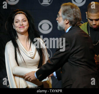 Sängerin Amy Lee von Evanescence ist durch die Recording Academy Präsident Neil Portnow begrüßt, als sie während der 49. jährlichen Grammy Awards Nominierungen Nachrichten Konferenz in Los Angeles am 7. Dezember 2006 eingeführt wird. Die Grammys in Los Angeles am Februar 11, 2007. (UPI Foto/Jim Ruymen) Stockfoto