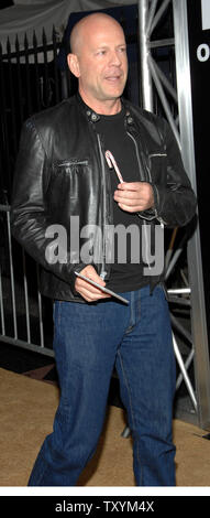 Schauspieler Bruce Willis kommt als Gast für die Premiere der motion picture Drama 'Rocky Balboa', am Grauman's Chinese Theater in Hollywood" in Los Angeles am 13. Dezember 2006. (UPI Foto/Jim Ruymen) Stockfoto