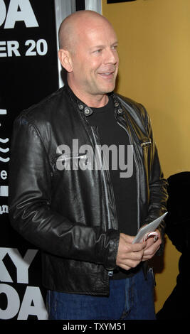 Schauspieler Bruce Willis kommt als Gast für die Premiere der motion picture Drama 'Rocky Balboa', am Grauman's Chinese Theater in Hollywood" in Los Angeles am 13. Dezember 2006. (UPI Foto/Jim Ruymen) Stockfoto
